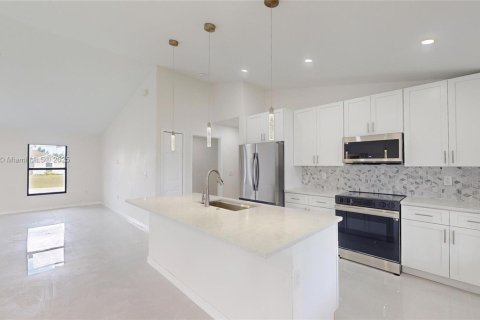 Casa en venta en Cape Coral, Florida, 3 dormitorios № 1993753 - foto 6