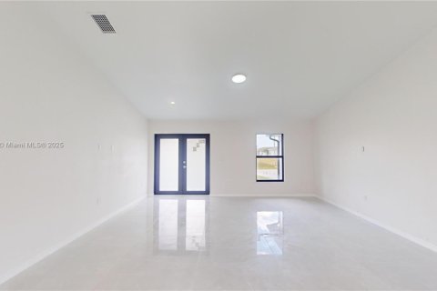 Casa en venta en Cape Coral, Florida, 3 dormitorios № 1993753 - foto 9