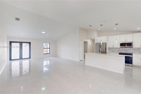 Casa en venta en Cape Coral, Florida, 3 dormitorios № 1993753 - foto 7