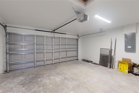 Casa en venta en Cape Coral, Florida, 3 dormitorios № 1993753 - foto 24