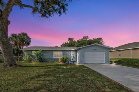 House in Port Charlotte, Florida 2 bedrooms, 110.18 sq.m. № 1776768 - photo 1