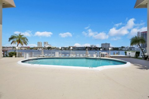 Copropriété à louer à Hallandale Beach, Floride: 2 chambres, 96.15 m2 № 1697803 - photo 21