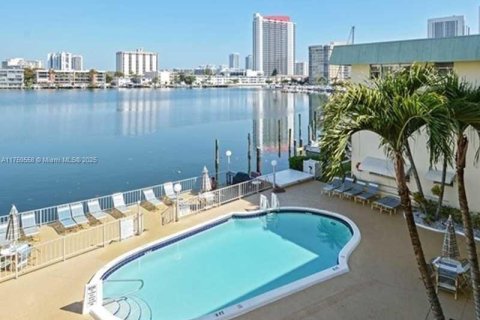 Copropriété à louer à Hallandale Beach, Floride: 2 chambres, 96.15 m2 № 1697803 - photo 25
