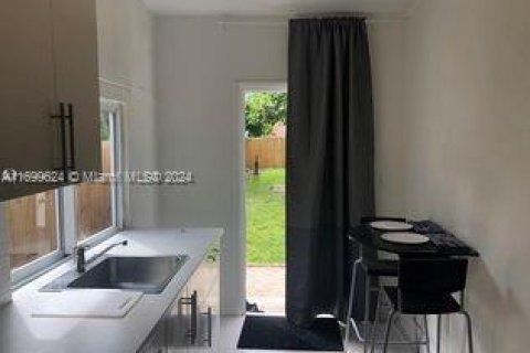 House in Miami, Florida 4 bedrooms, 151.71 sq.m. № 1861234 - photo 3