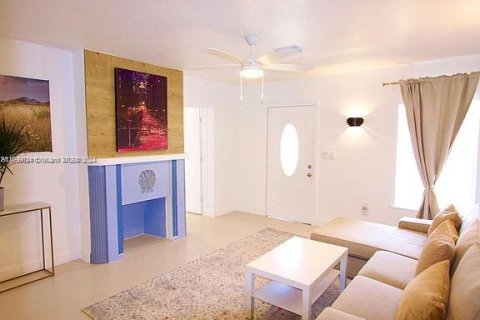 House in Miami, Florida 4 bedrooms, 151.71 sq.m. № 1861234 - photo 4