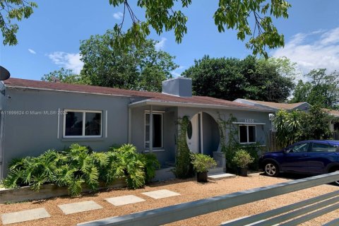 House in Miami, Florida 4 bedrooms, 151.71 sq.m. № 1861234 - photo 5