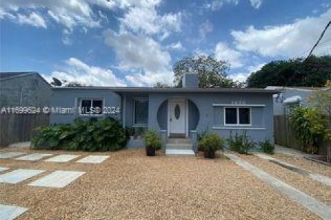 House in Miami, Florida 4 bedrooms, 151.71 sq.m. № 1861234 - photo 1