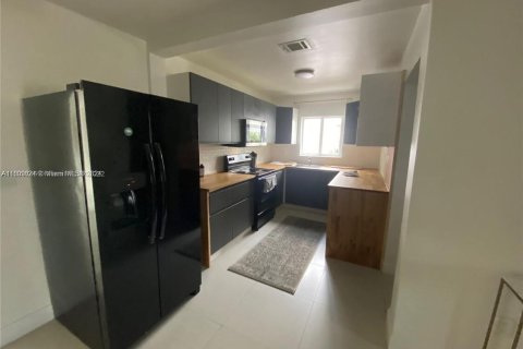 House in Miami, Florida 4 bedrooms, 151.71 sq.m. № 1861234 - photo 7
