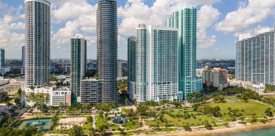 Кондоминиум с 1 спальней в Майами, Флорида № 1958148