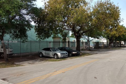Commercial property in Miami, Florida № 1992444 - photo 4