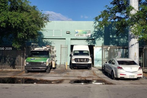 Commercial property in Miami, Florida № 1992444 - photo 1