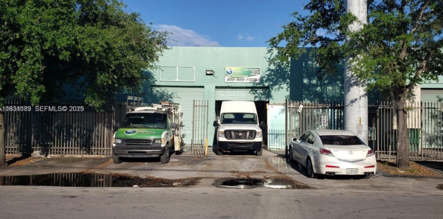 Commercial property in Miami, Florida № 1992444