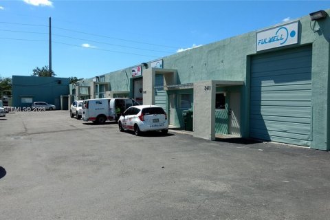 Commercial property in Miami, Florida № 1992444 - photo 2