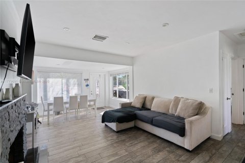 Villa ou maison à vendre à Fort Lauderdale, Floride: 2 chambres, 71.72 m2 № 1961421 - photo 11