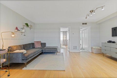Condo in Hallandale Beach, Florida, 1 bedroom  № 1429662 - photo 27
