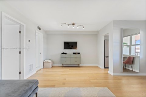 Condo in Hallandale Beach, Florida, 1 bedroom  № 1429662 - photo 15