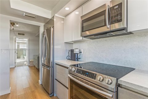 Condo in Hallandale Beach, Florida, 1 bedroom  № 1429662 - photo 12