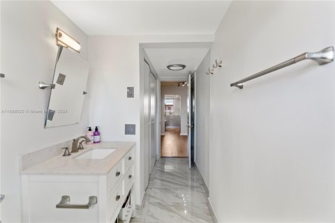Condo in Hallandale Beach, Florida, 1 bedroom  № 1429662 - photo 21
