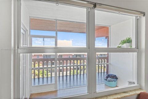 Condo in Hallandale Beach, Florida, 1 bedroom  № 1429662 - photo 5