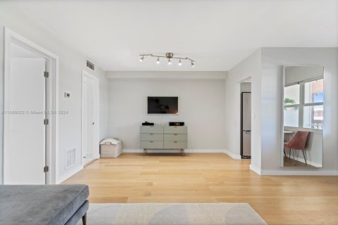 Condo in Hallandale Beach, Florida, 1 bedroom  № 1429662 - photo 26