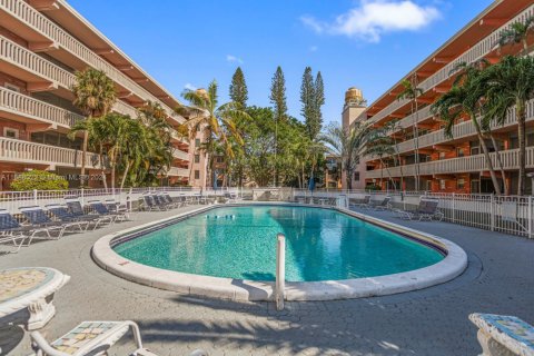 Condo in Hallandale Beach, Florida, 1 bedroom  № 1429662 - photo 1