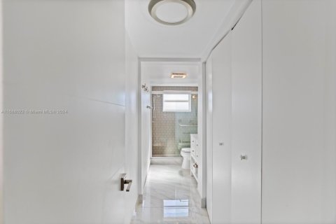 Condo in Hallandale Beach, Florida, 1 bedroom  № 1429662 - photo 22