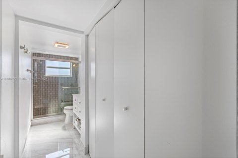 Condo in Hallandale Beach, Florida, 1 bedroom  № 1429662 - photo 30