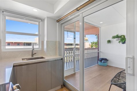 Condo in Hallandale Beach, Florida, 1 bedroom  № 1429662 - photo 11