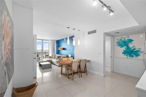 Кондоминиум с 2 спальнями в Халландейл-Бич, Флорида № 1939469