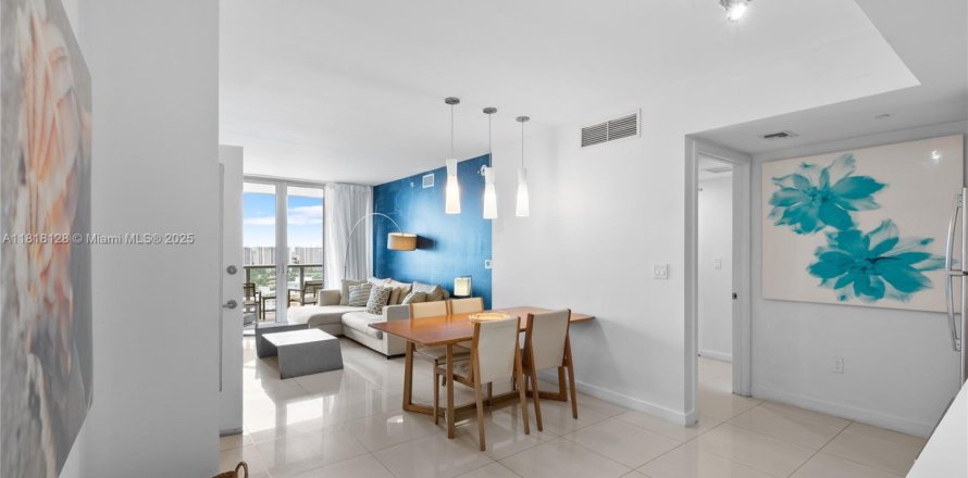 Кондоминиум с 2 спальнями в Халландейл-Бич, Флорида № 1939469