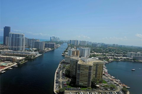 Купить кондоминиум в Халландейл-Бич, Флорида 2 спальни, 94.76м2, № 1939469 - фото 3