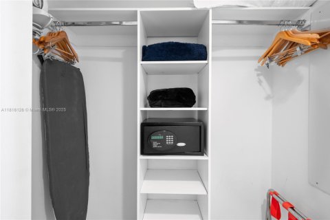 Купить кондоминиум в Халландейл-Бич, Флорида 2 спальни, 94.76м2, № 1939469 - фото 12