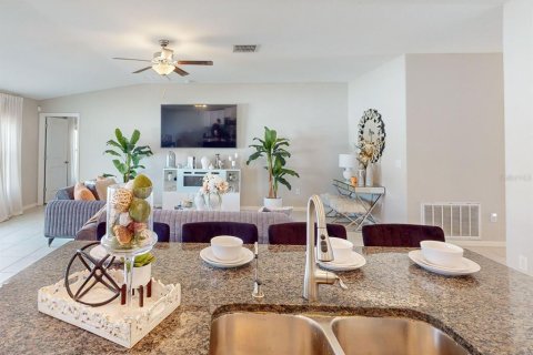 House in Ruskin, Florida 4 bedrooms, 179.77 sq.m. № 1564007 - photo 9