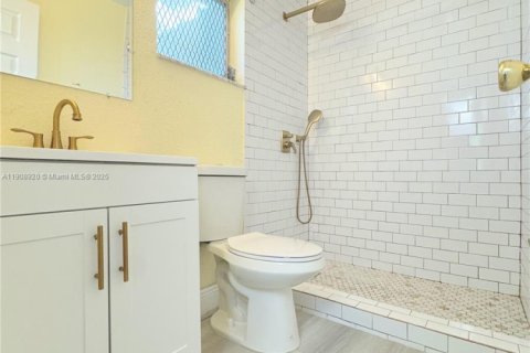 Villa ou maison à vendre à Pompano Beach, Floride: 2 chambres, 123.65 m2 № 1964707 - photo 24