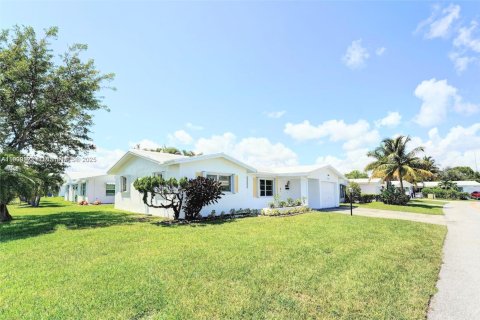 Villa ou maison à vendre à Pompano Beach, Floride: 2 chambres, 123.65 m2 № 1964707 - photo 2