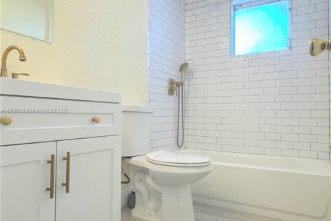 Villa ou maison à vendre à Pompano Beach, Floride: 2 chambres, 123.65 m2 № 1964707 - photo 16