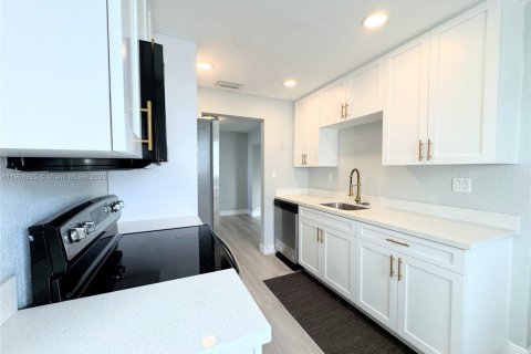 Villa ou maison à vendre à Pompano Beach, Floride: 2 chambres, 123.65 m2 № 1964707 - photo 22