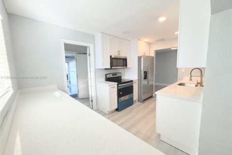 Villa ou maison à vendre à Pompano Beach, Floride: 2 chambres, 123.65 m2 № 1964707 - photo 23