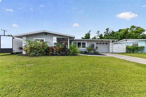 House in Bradenton, Florida 3 bedrooms, 109.07 sq.m. № 2309814