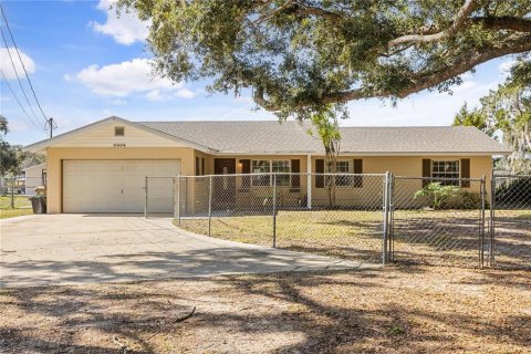 House in Clermont, Florida 4 bedrooms, 256.04 sq.m. № 2197168