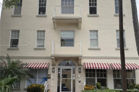 Condo in Miami Beach, Florida  № 2043521 - photo 13