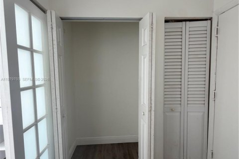 Condo in Miami Beach, Florida  № 2043521 - photo 10