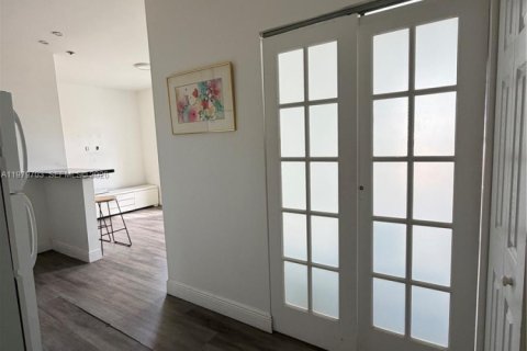 Condo in Miami Beach, Florida  № 2043521 - photo 12