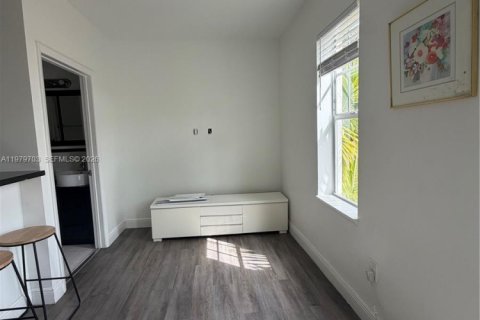 Condo in Miami Beach, Florida  № 2043521 - photo 9