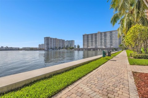 Condo in Sunny Isles Beach, Florida, 3 bedrooms  № 1785842 - photo 8
