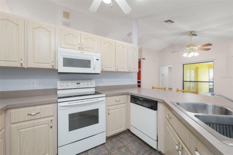 House in Lake Panasoffkee, Florida 2 bedrooms, 142.33 sq.m. № 1854190 - photo 15