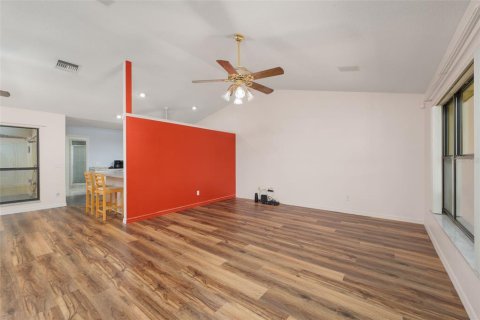 House in Lake Panasoffkee, Florida 2 bedrooms, 142.33 sq.m. № 1854190 - photo 9
