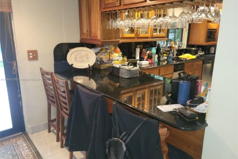 Villa ou maison à vendre à Miami, Floride: 4 chambres № 2023089 - photo 13