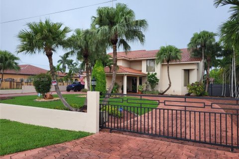 Villa ou maison à vendre à Miami, Floride: 4 chambres № 2023089 - photo 1