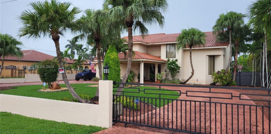 Villa ou maison à Miami, Floride 4 chambres № 2023089